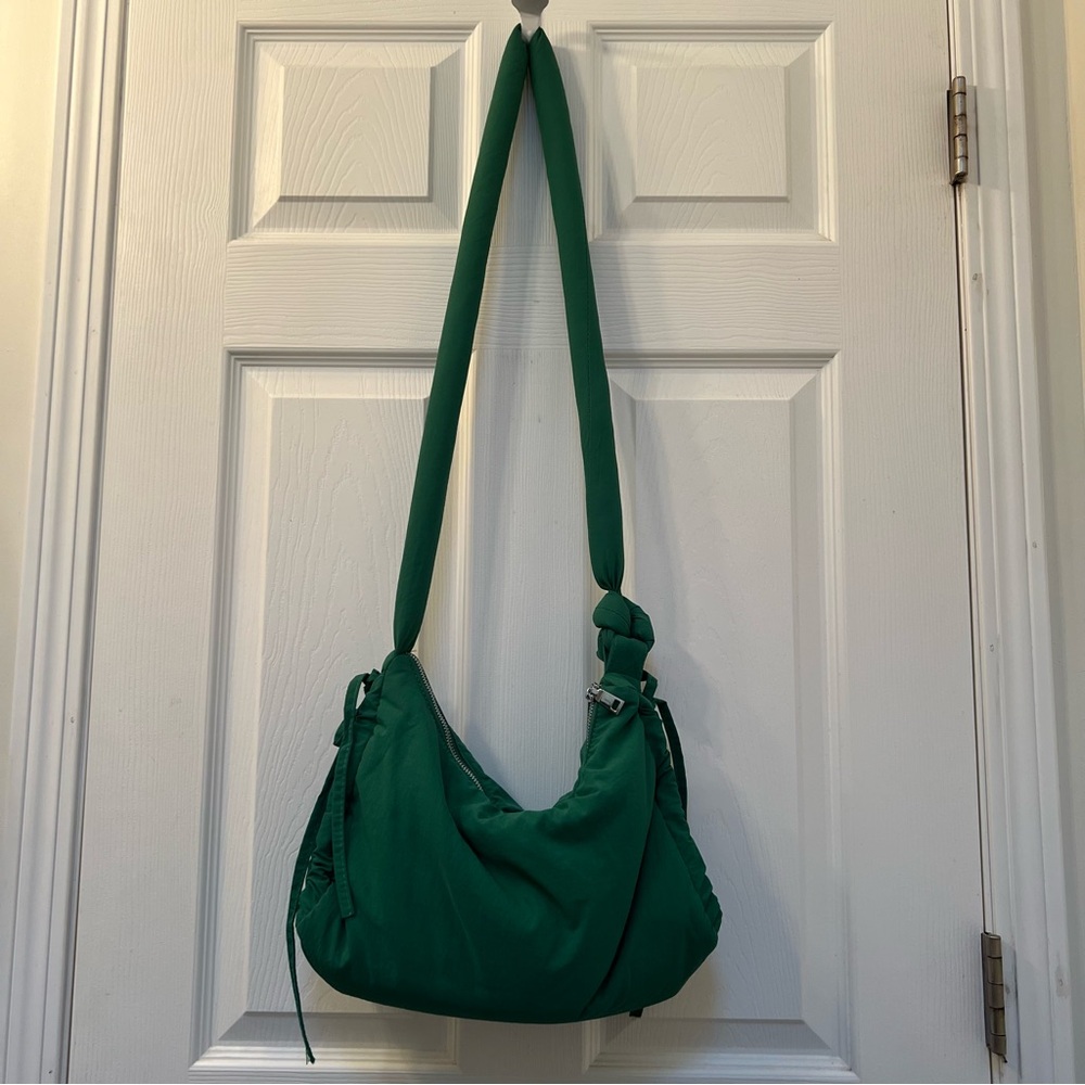 🌱 ‘The Tote Library’ Bag in Green - Picture 7 of 8